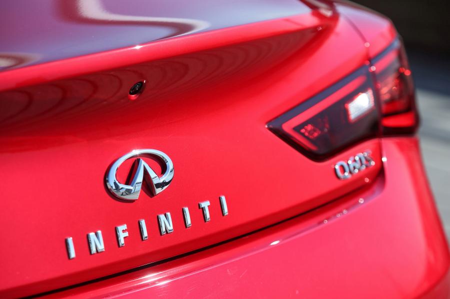 Логотип Infiniti Q60 Red Sport 2016 года  (AU) (фото 15 из 40)
